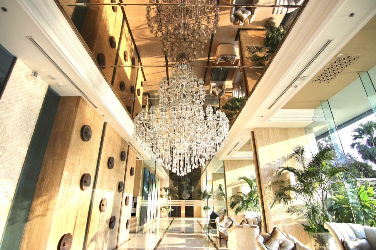 Luxurious Beachfront Apartment *